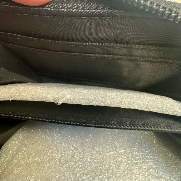 NWT. Disney small wallet. Disney’s Mickey Mouse zipper closure wallet - Picture 7 of 11